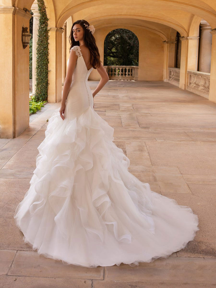 Bridal dress in tulle with mermaid cut and off-the-shoulder sleeves